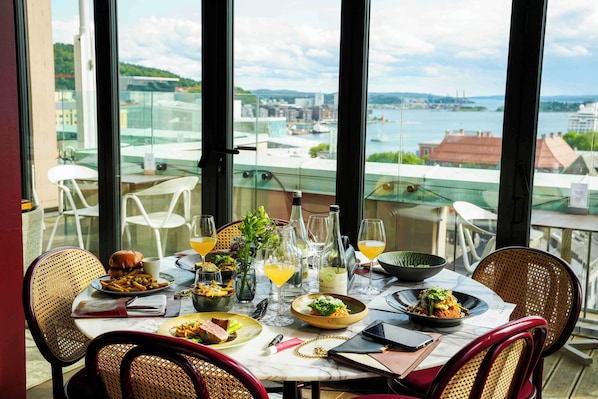 Déjeuner, dßner et brunch servis sur place