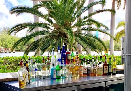 Bar junto a la piscina