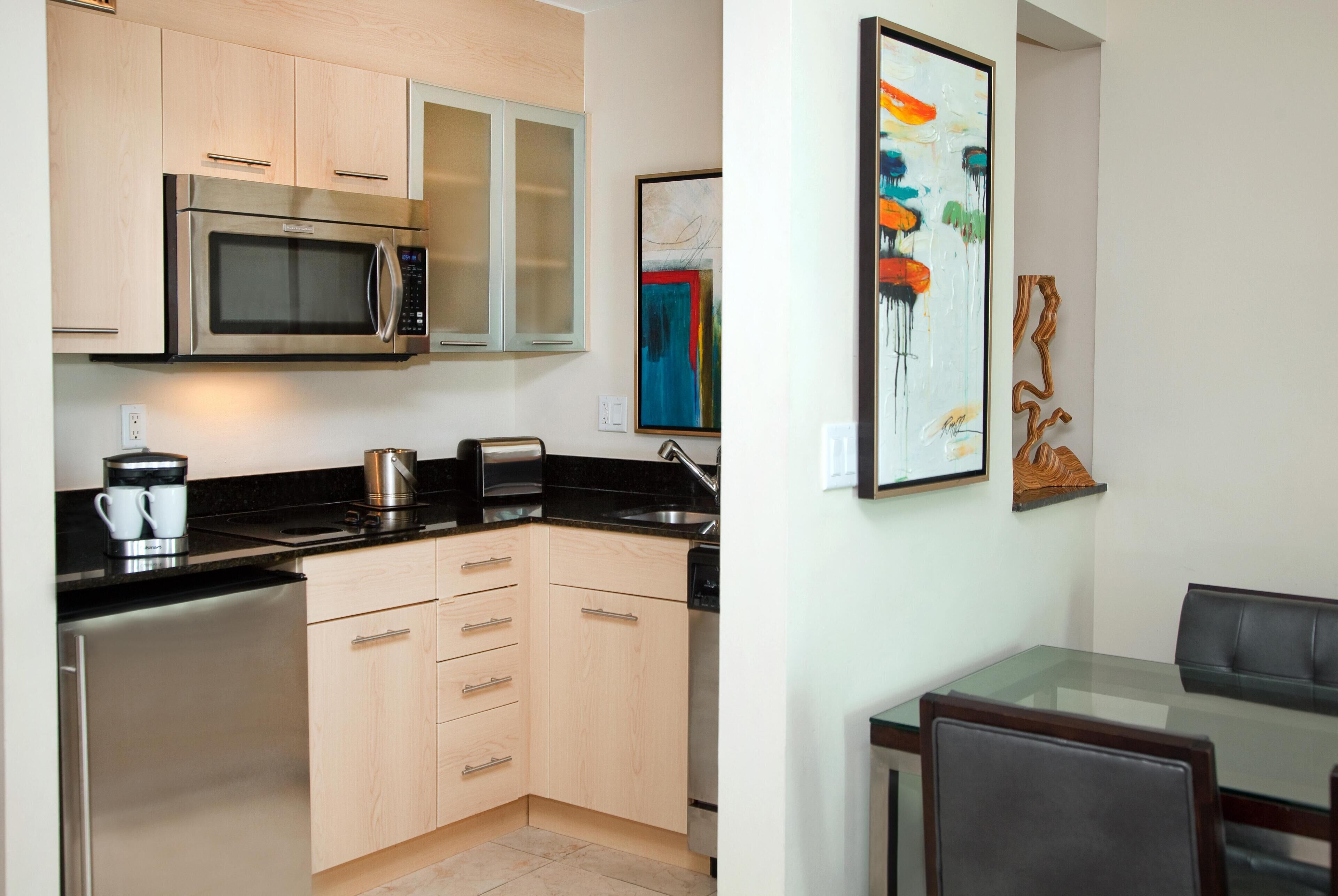 Suite, 1 letto king, balcone, vista città | Cucina privata | Macchina per tè/caffè, frigorifero, microonde, piano cottura