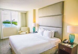 Suite, 1 King Bed, Balcony, Ocean-Intracoastal View | Ropa de cama de alta calidad, caja fuerte, escritorio