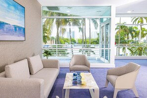 Lobby - GALLERYone- A DoubleTree Suites by Hilton Hotel (Fort Lauderdale)
