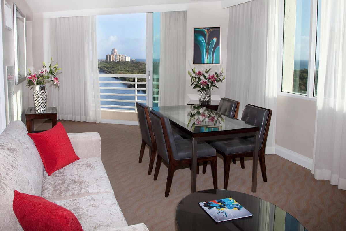 Suite, 1 King-Bett (Panoramic Intracoastal View) | Wohnbereich
