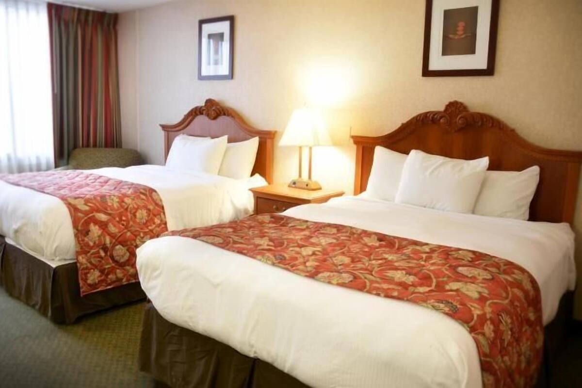 Premium bedding, in-room safe, desk, laptop workspace