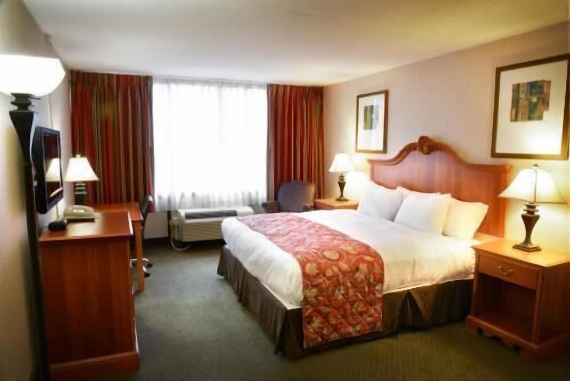 Premium bedding, in-room safe, desk, laptop workspace