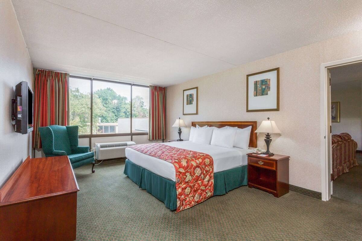 Premium bedding, in-room safe, desk, laptop workspace