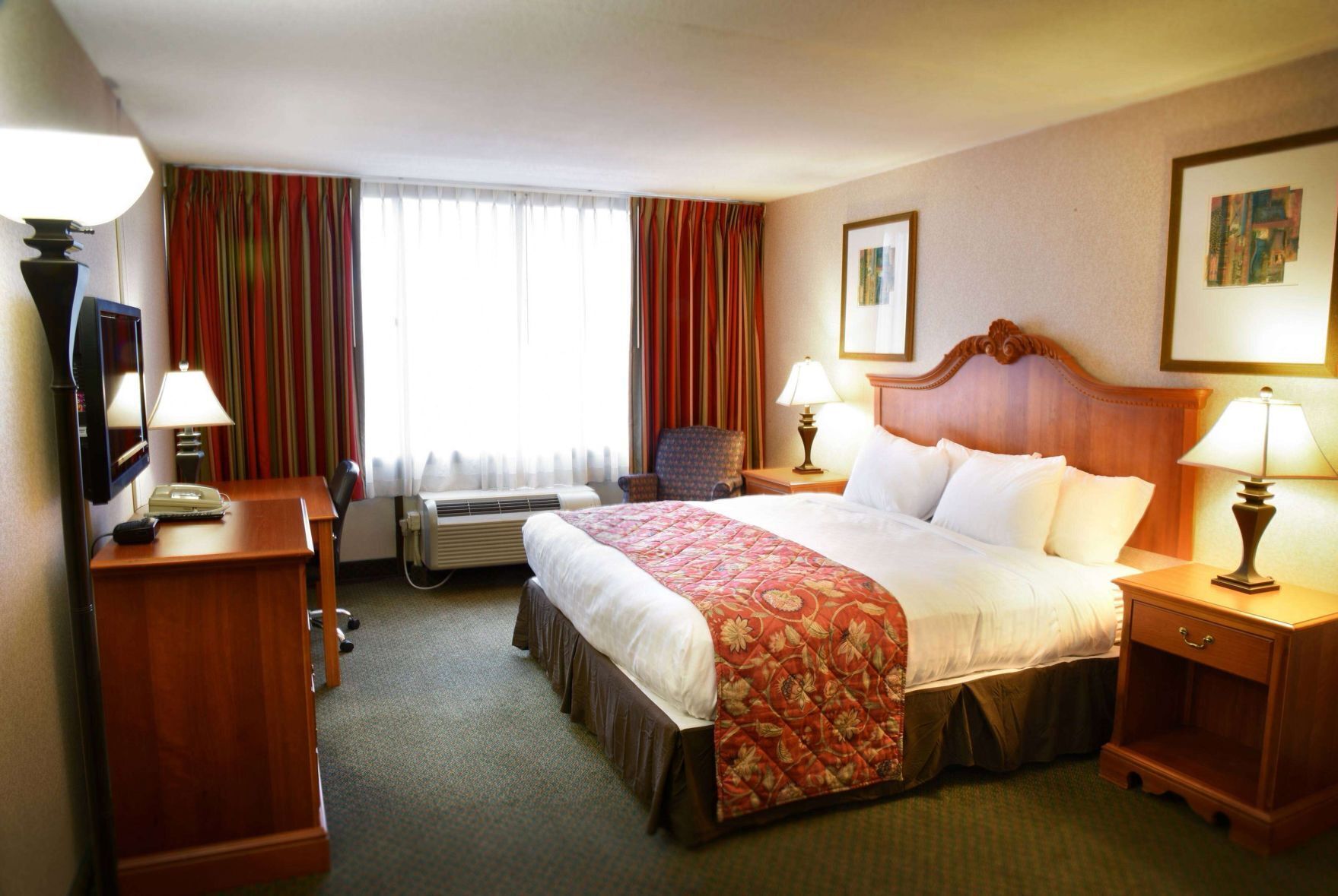 Premium bedding, in-room safe, desk, laptop workspace
