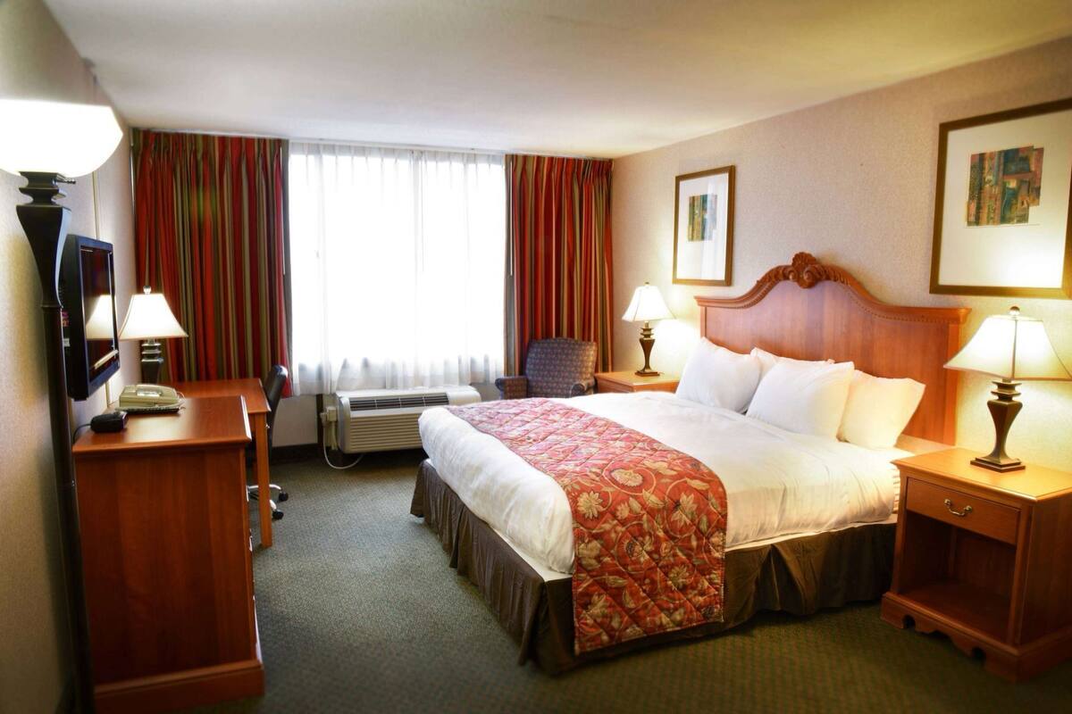 Premium bedding, in-room safe, desk, laptop workspace