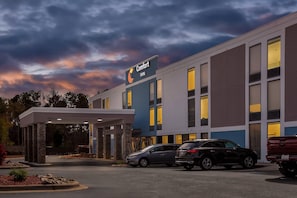 A Comfort Inn hotel with a covered entrance, multiple parking spaces, and a modern building facade. - Comfort Inn Laurinburg (Laurinburg)