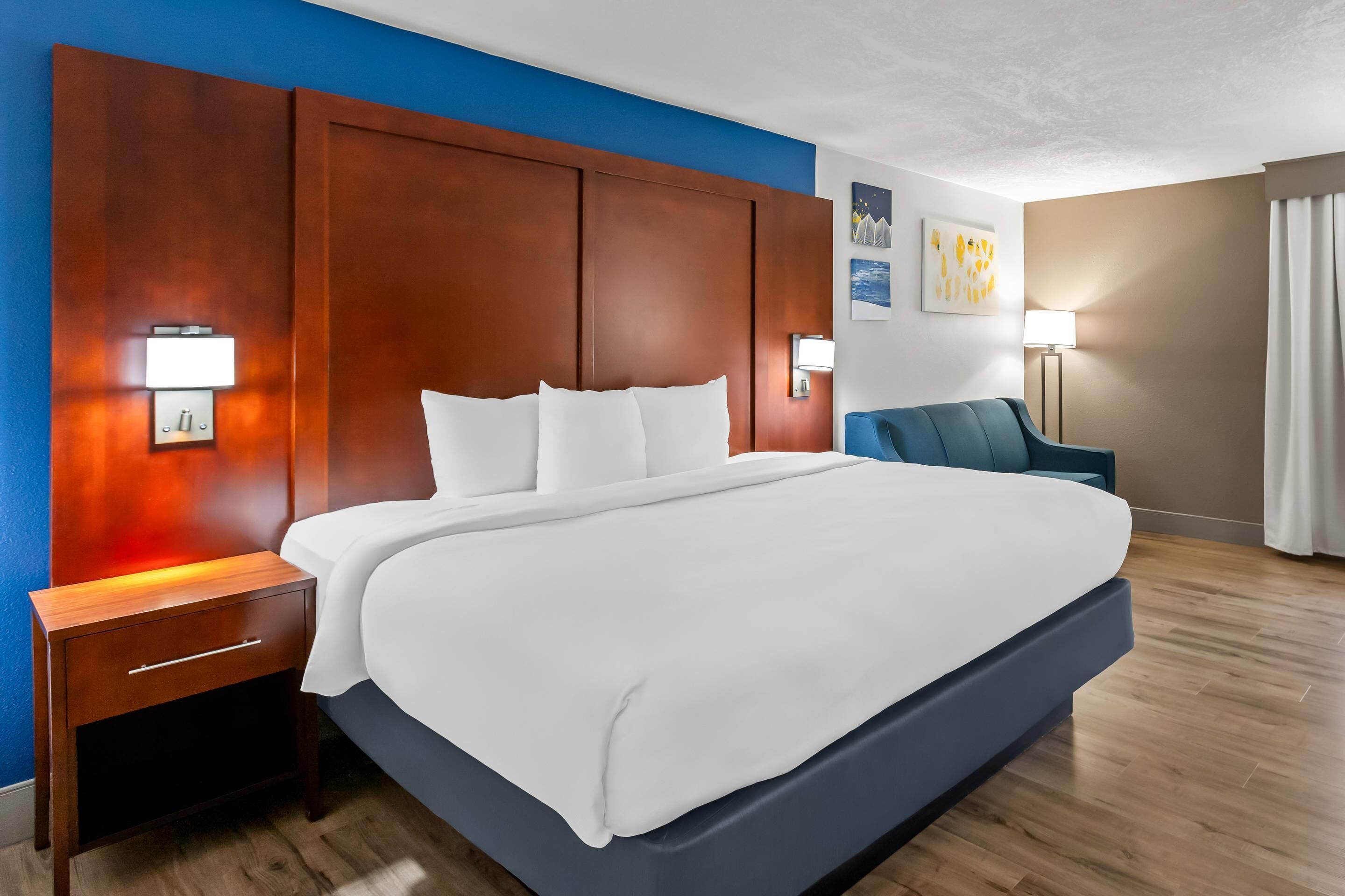 Luxe beddengoed, bedden met traagschuimmatras, een bureau