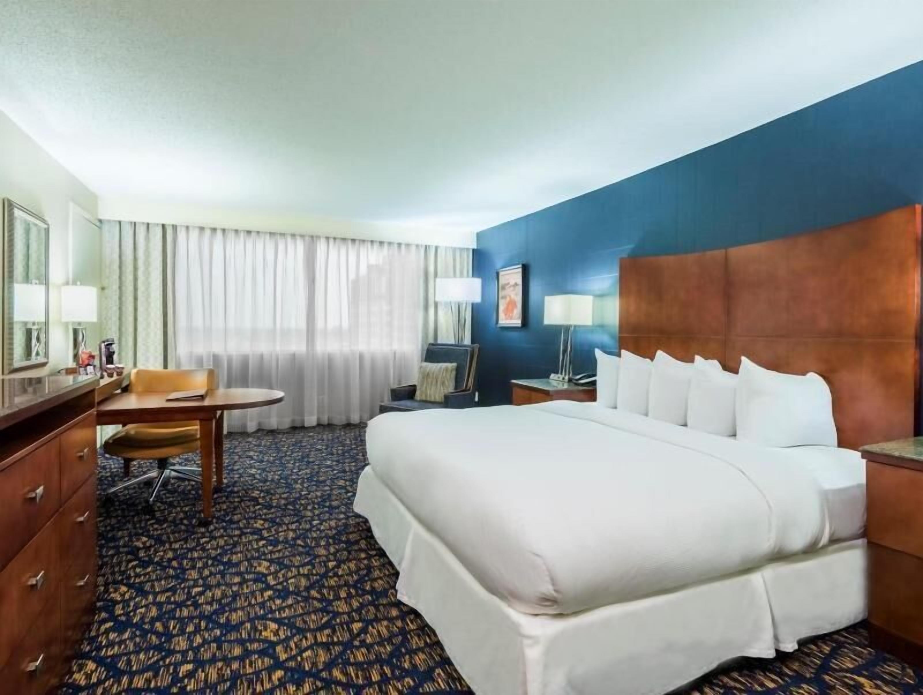 Premium bedding, in-room safe, desk, laptop workspace