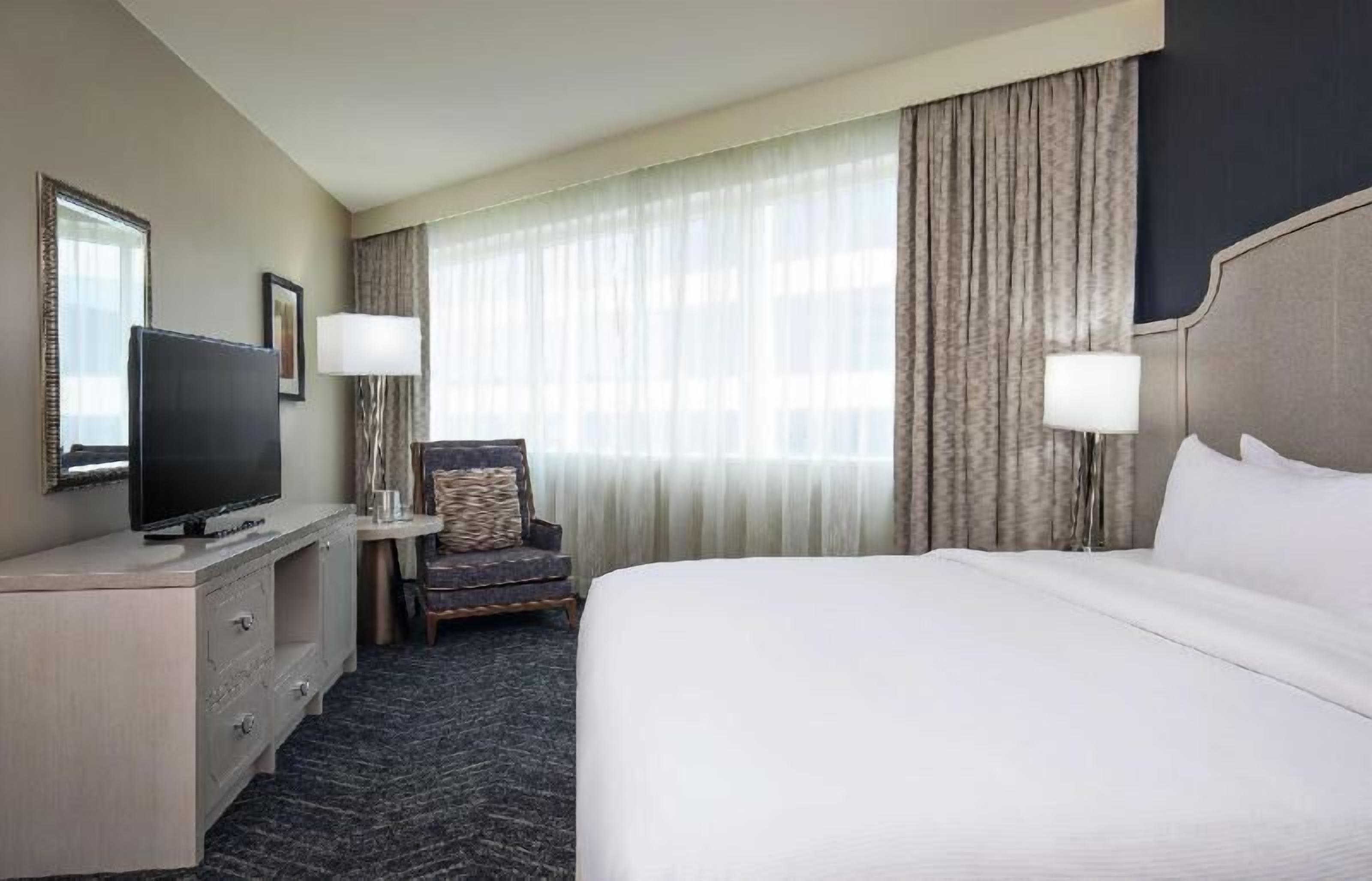 Premium bedding, in-room safe, desk, laptop workspace