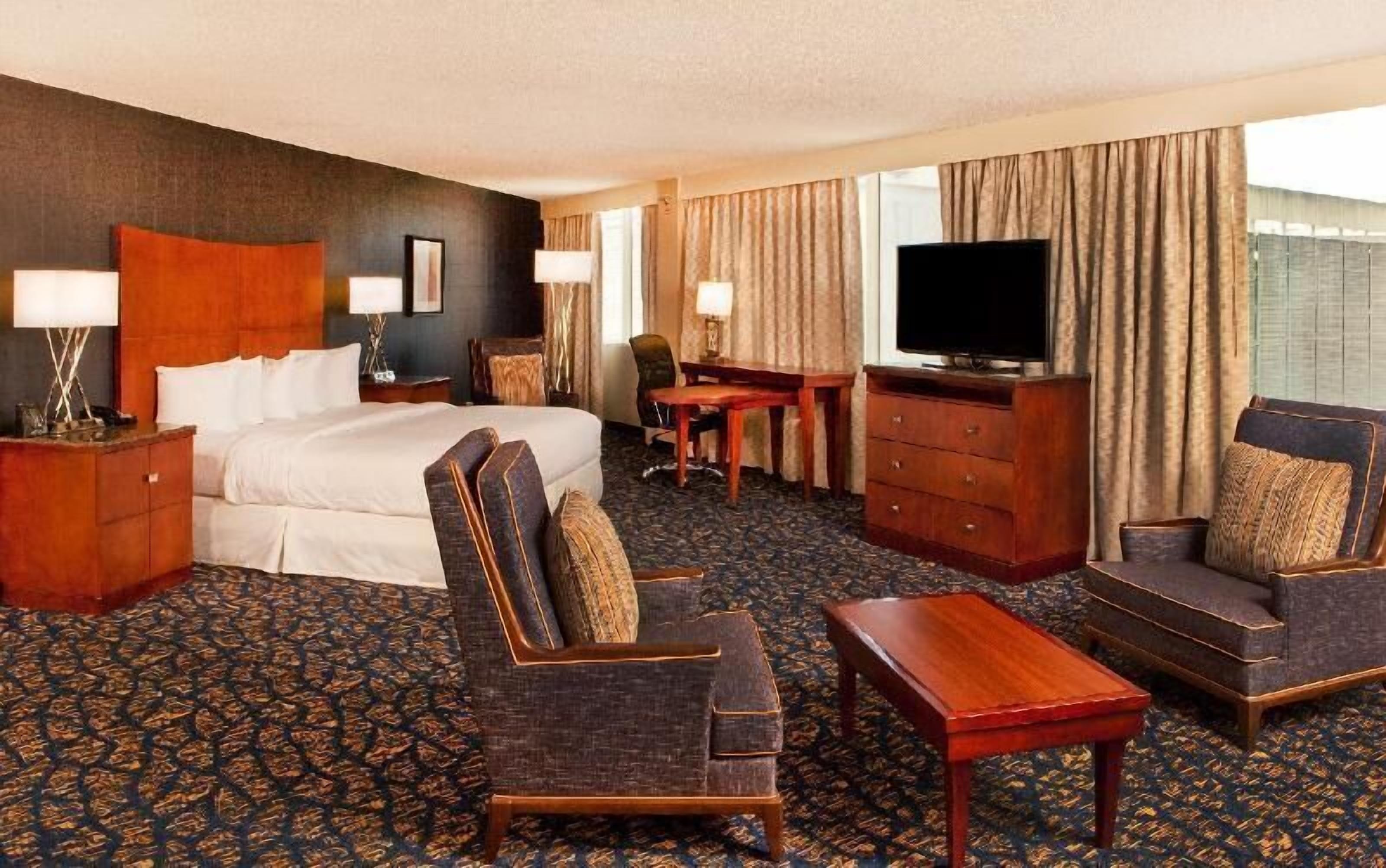 Premium bedding, in-room safe, desk, laptop workspace