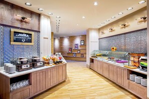 Desayuno buffet todos los días (USD 20 por persona) 