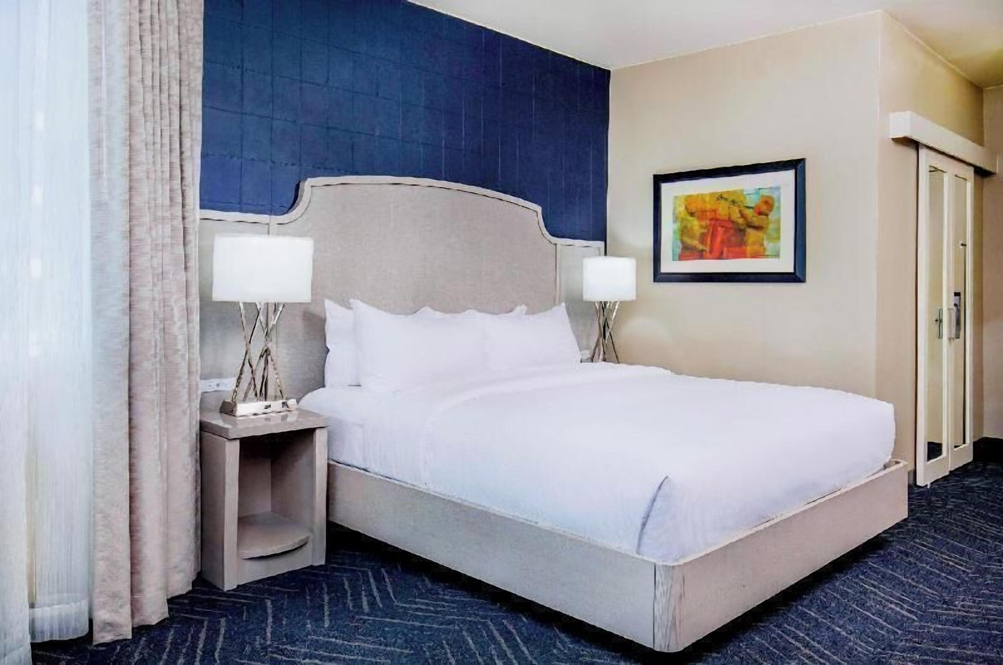 Premium bedding, in-room safe, desk, laptop workspace