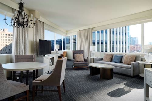 Suite, 1 King Bed (Parlor) | Living area