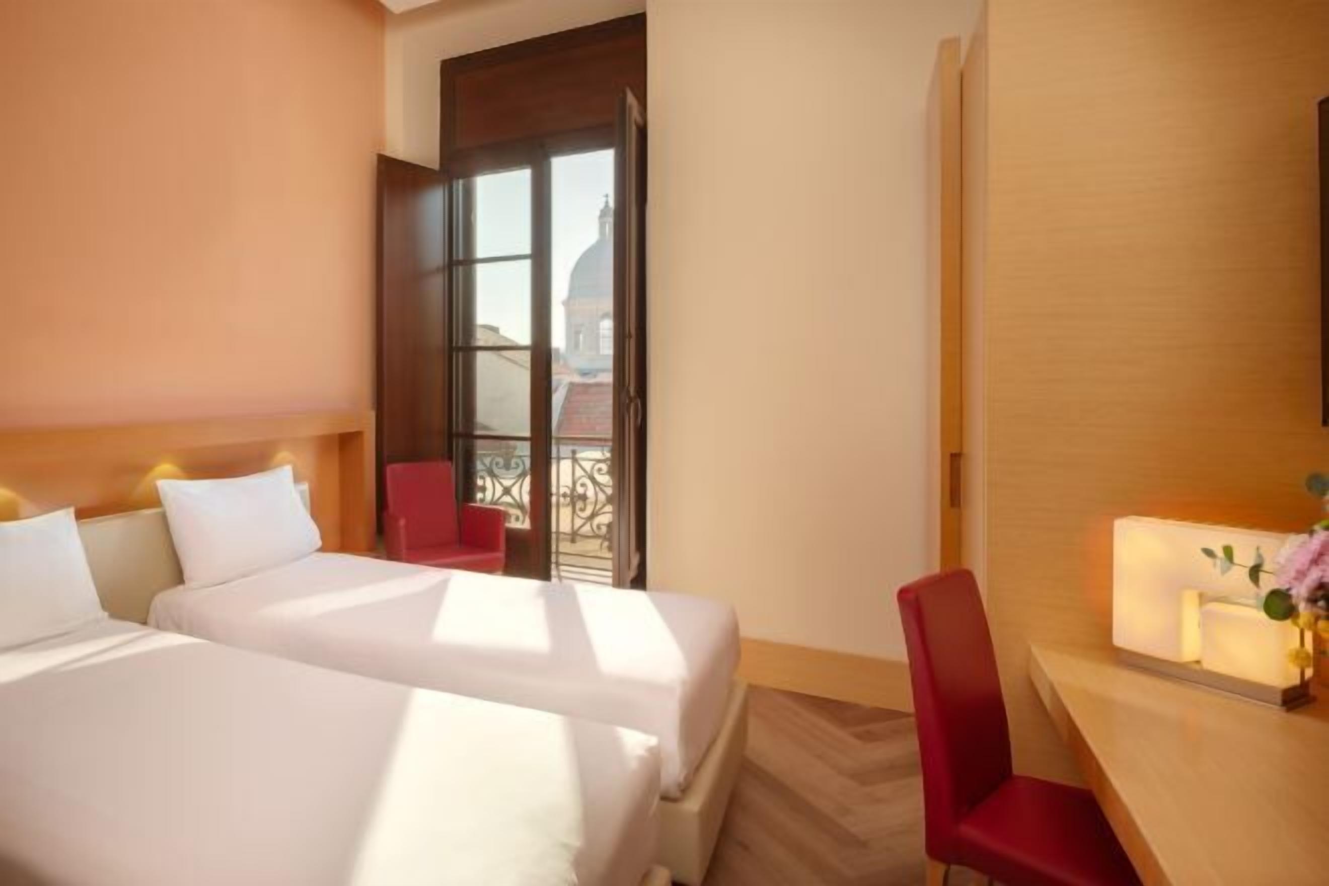 Sengetøy av topp kvalitet, dundyner, minibar og safe på rommet