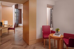 Suite (Double) | Sengetøy av topp kvalitet, dundyner, minibar og safe på rommet