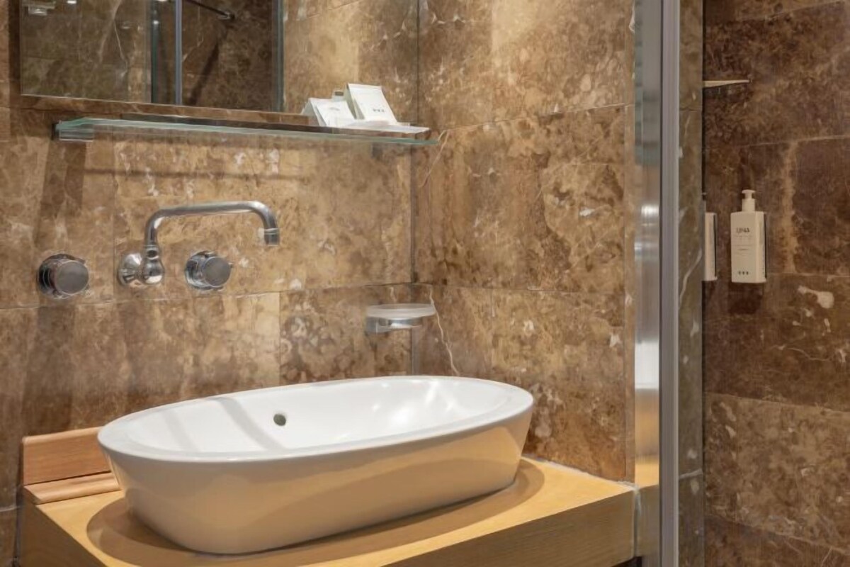 Kostenlose Toilettenartikel, Haartrockner, Bidet, Handtücher