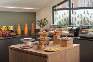 Un buffet proposant divers plats et une plante en pot.