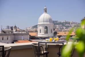 Petit-déjeuner buffet servi tous les jours en supplément