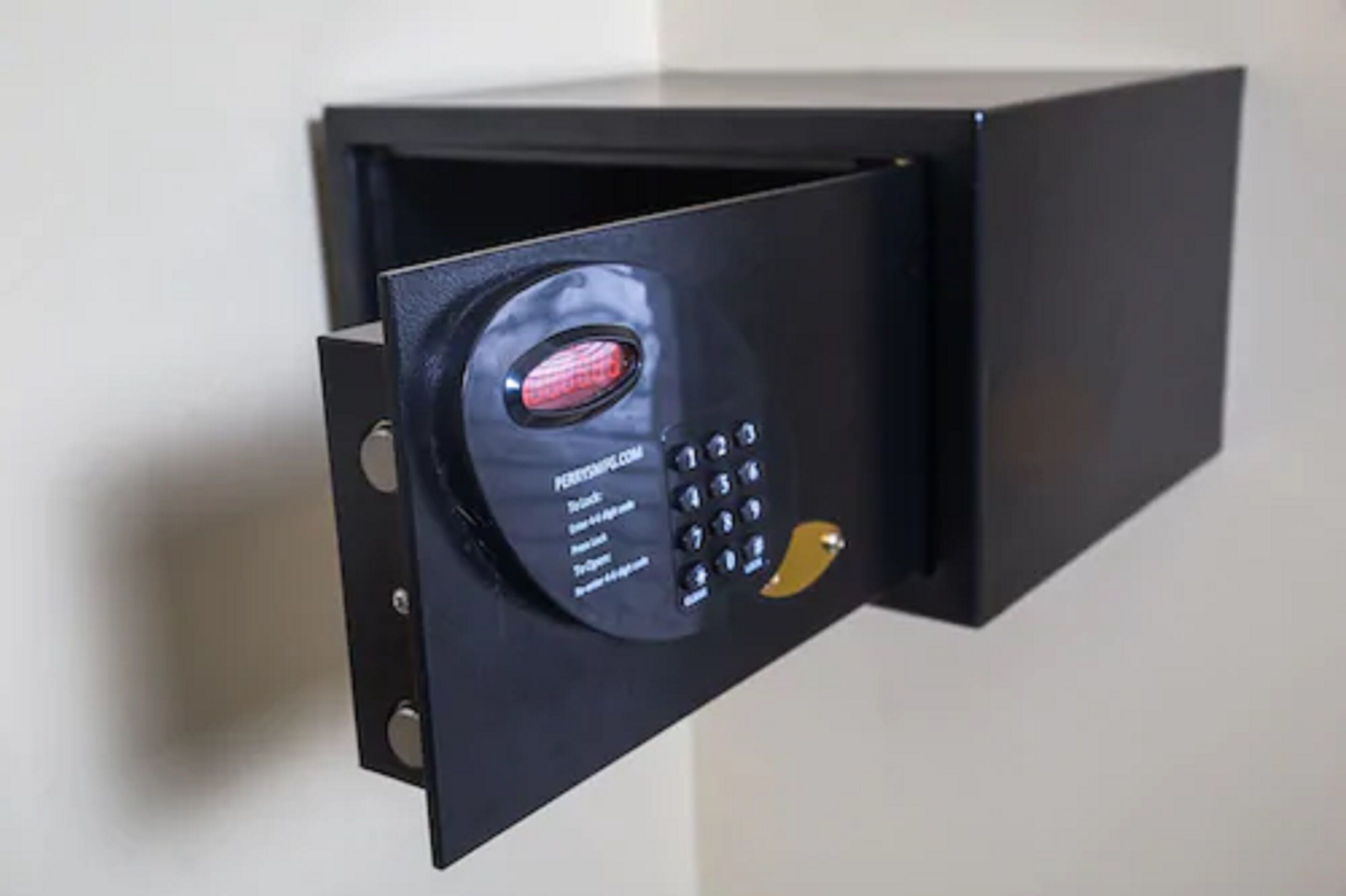 Cerradura electrónica de panel táctil negra, fijada a la pared.
