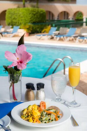 Der serveres morgenmad, frokost og lokale og internationale retter