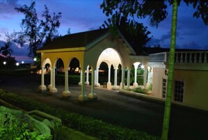 住宿正面 - 傍晚/夜晚