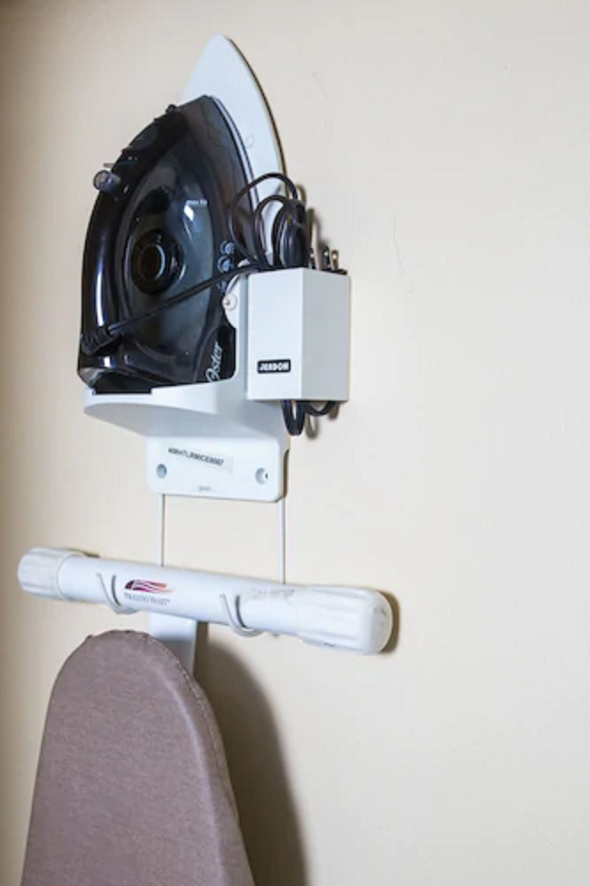 Un projector fixat al sostre, amb una caixa de control i un cable.