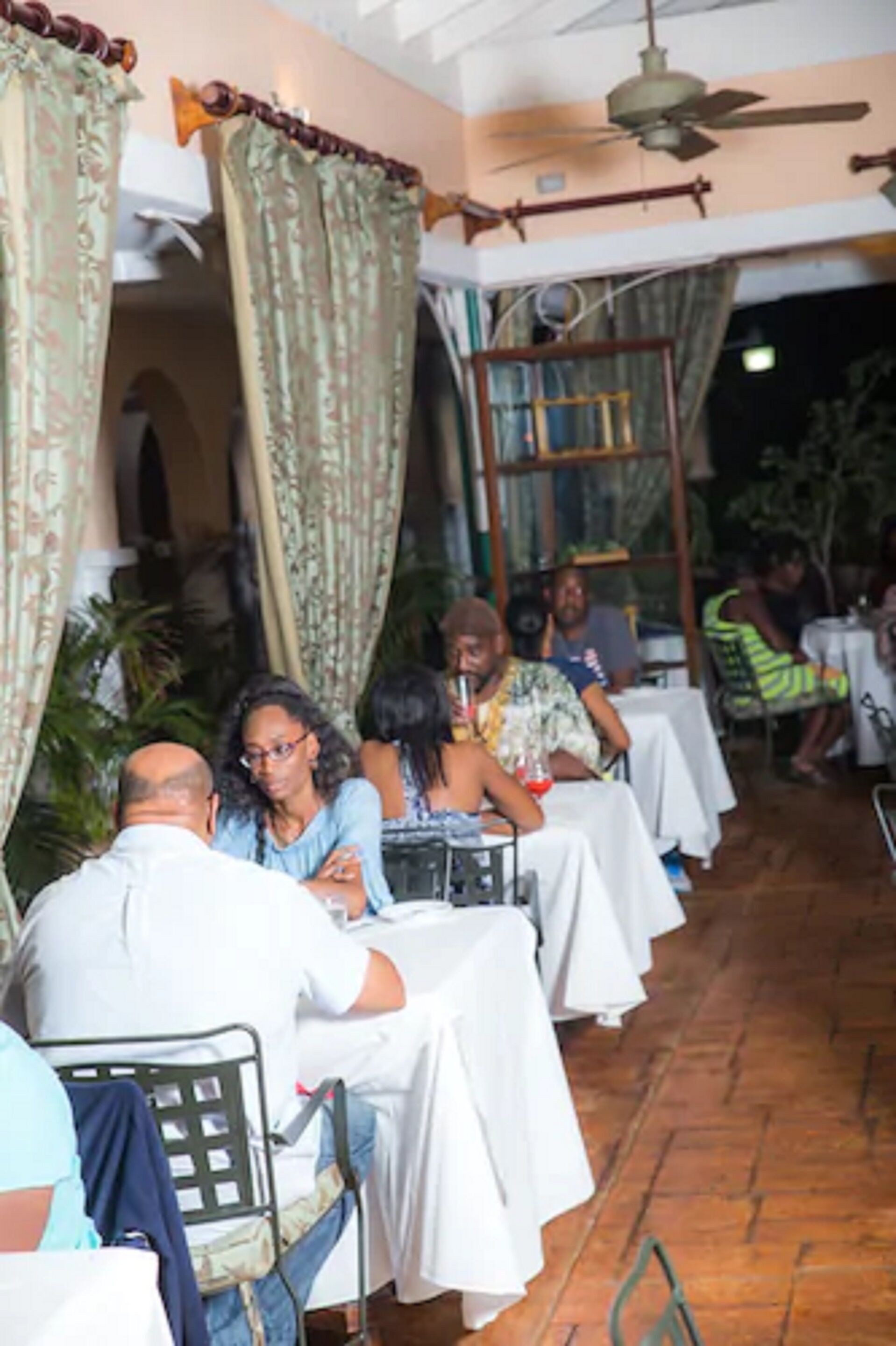 供应早餐、午餐和晚餐，本地与国际菜