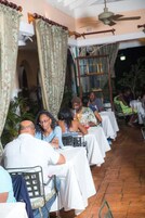 供应早餐、午餐和晚餐，本地与国际菜