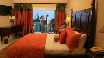 Junior Suite, 1 King Bed | In-room safe, desk, blackout drapes, iron/ironing board