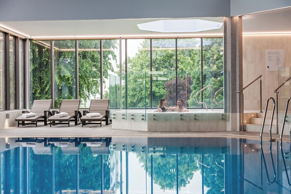 Indoor spa tub
