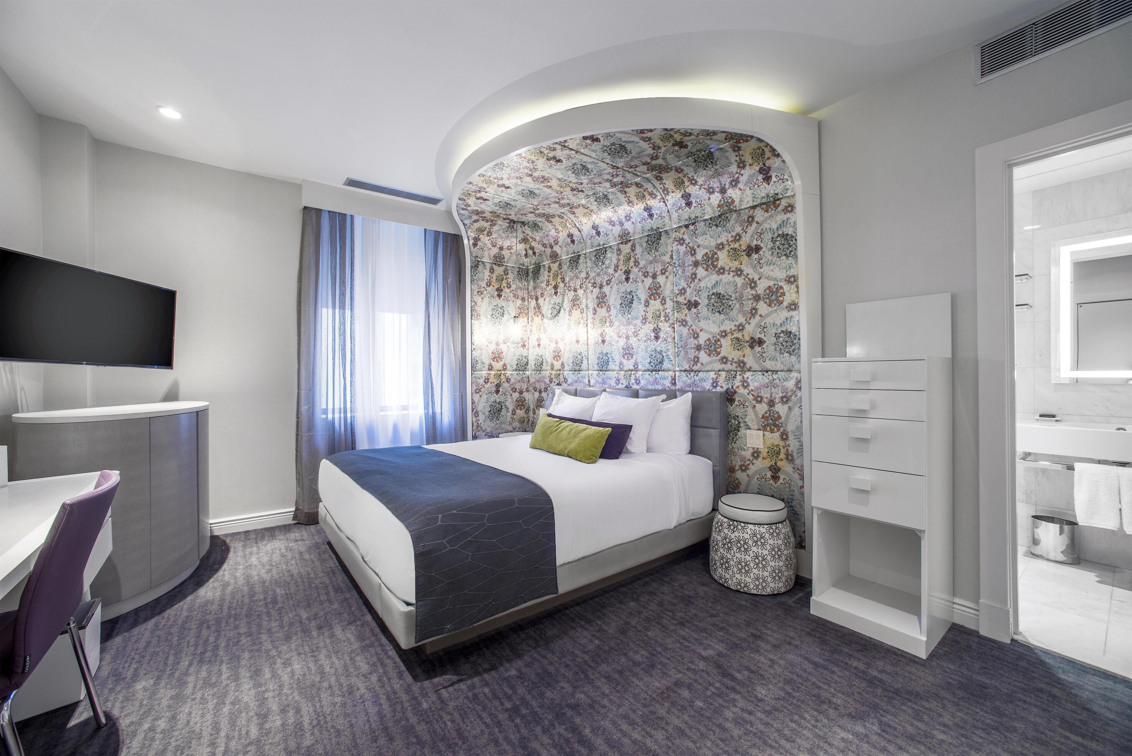 Egyptian cotton sheets, premium bedding, in-room safe, desk