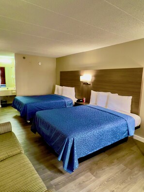 Habitación estándar, 2 camas de matrimonio, no fumadores | Escritorio, tabla de planchar con plancha, cunas y camas supletorias