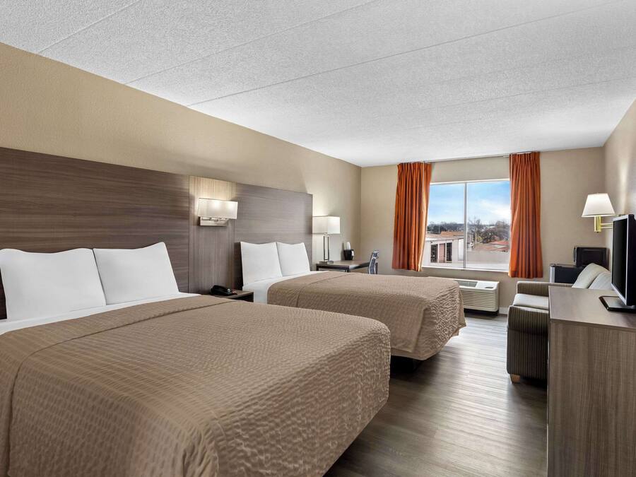 Standardrum - 2 queensize-sängar - icke-rökare | Skrivbord, strykjärn/strykbräda, barnsängar och extrasängar