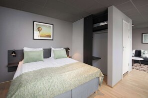 Suite (Master) | Hypo-allergenic bedding, individually decorated, soundproofing