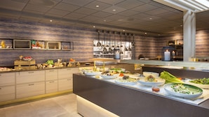 Een modern buffet met diverse gerechten en een strak, eigentijds ontwerp.