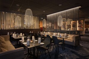 供應早餐、午餐及晚餐