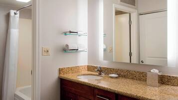 Combined shower/tub, free toiletries, hair dryer, towels