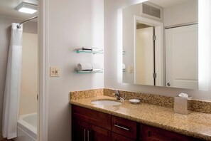Combined shower/tub, free toiletries, hair dryer, towels