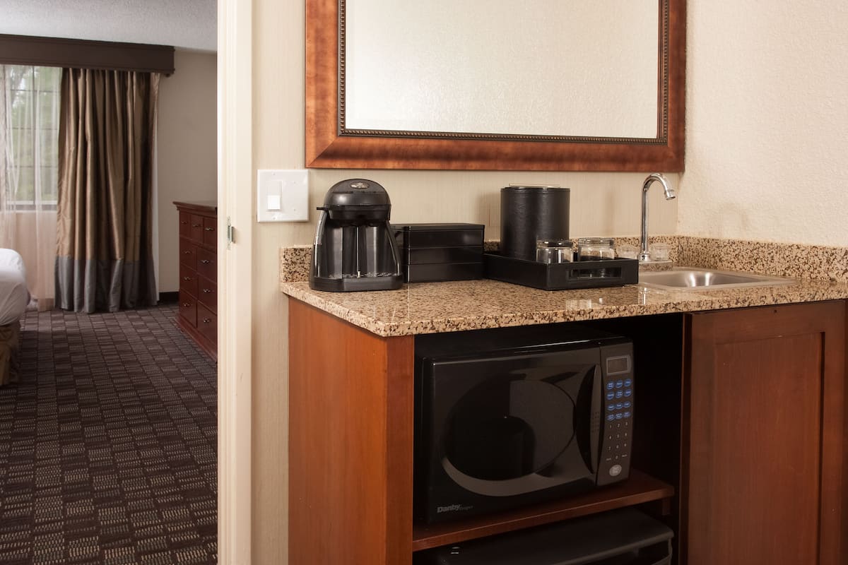 49-inch flat-screen tv with cable channels, tv, mp3 dock