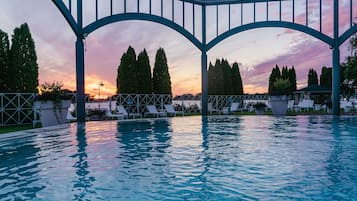 4 indoor pools, outdoor pool, sun loungers