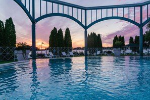 4 indoor pools, outdoor pool, pool loungers