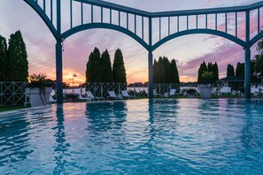 4 indoor pools, outdoor pool, sun loungers