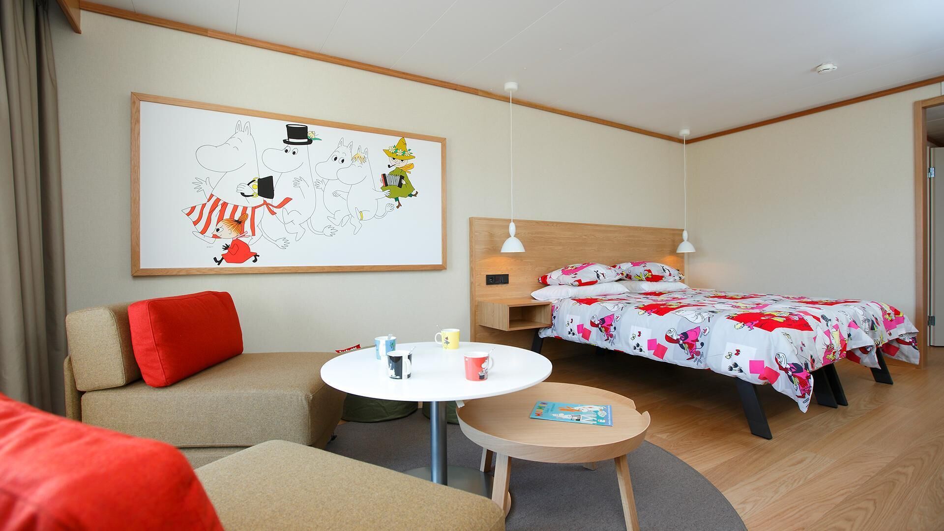 Ett hotellrum med en säng, en soffa, ett litet bord och en väggkarta.