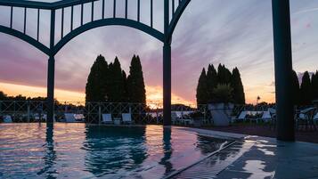 4 indoor pools, outdoor pool, sun loungers