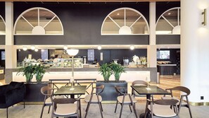 3 bars-salons, bar attenant à la piscine