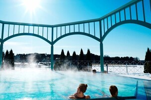 4 piscinas cubiertas, una piscina al aire libre, tumbonas
