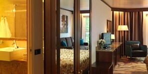 Hypo-allergenic bedding, minibar, in-room safe, desk