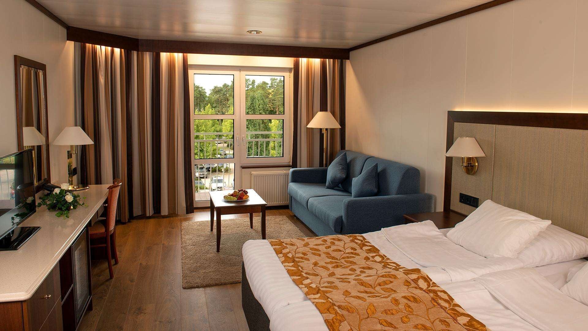 Deluxe Twin Room with Balcony | 防敏寢具、迷你吧、房內夾萬、書桌